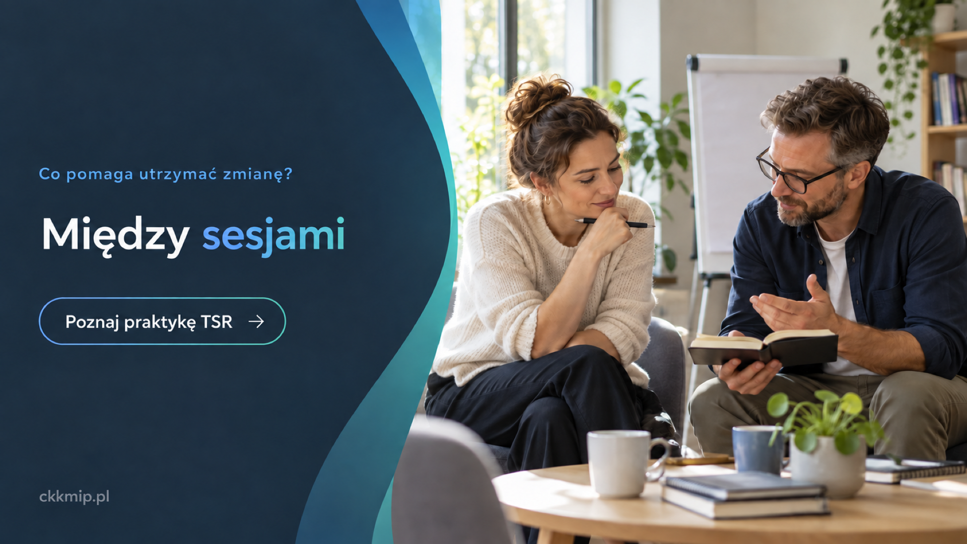 Dwoje uczestników szkolenia TSR rozmawia nad notatnikiem w jasnej sali; obok napis „Między sesjami”.