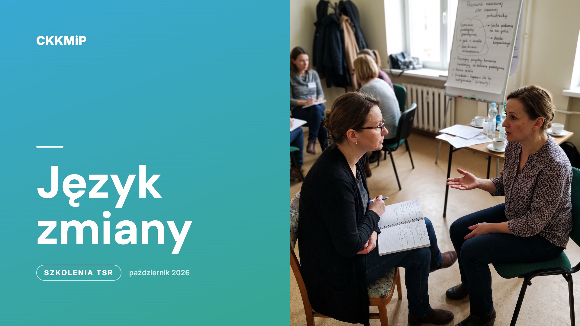 Dwie uczestniczki szkolenia TSR ćwiczą rozmowę terapeutyczną, jedna notuje pytania w zeszycie, obok napis Język zmiany. Podpis: Jedno słowo w pytaniu potrafi zmienić to, czego klient szuka w swoim tygodniu.